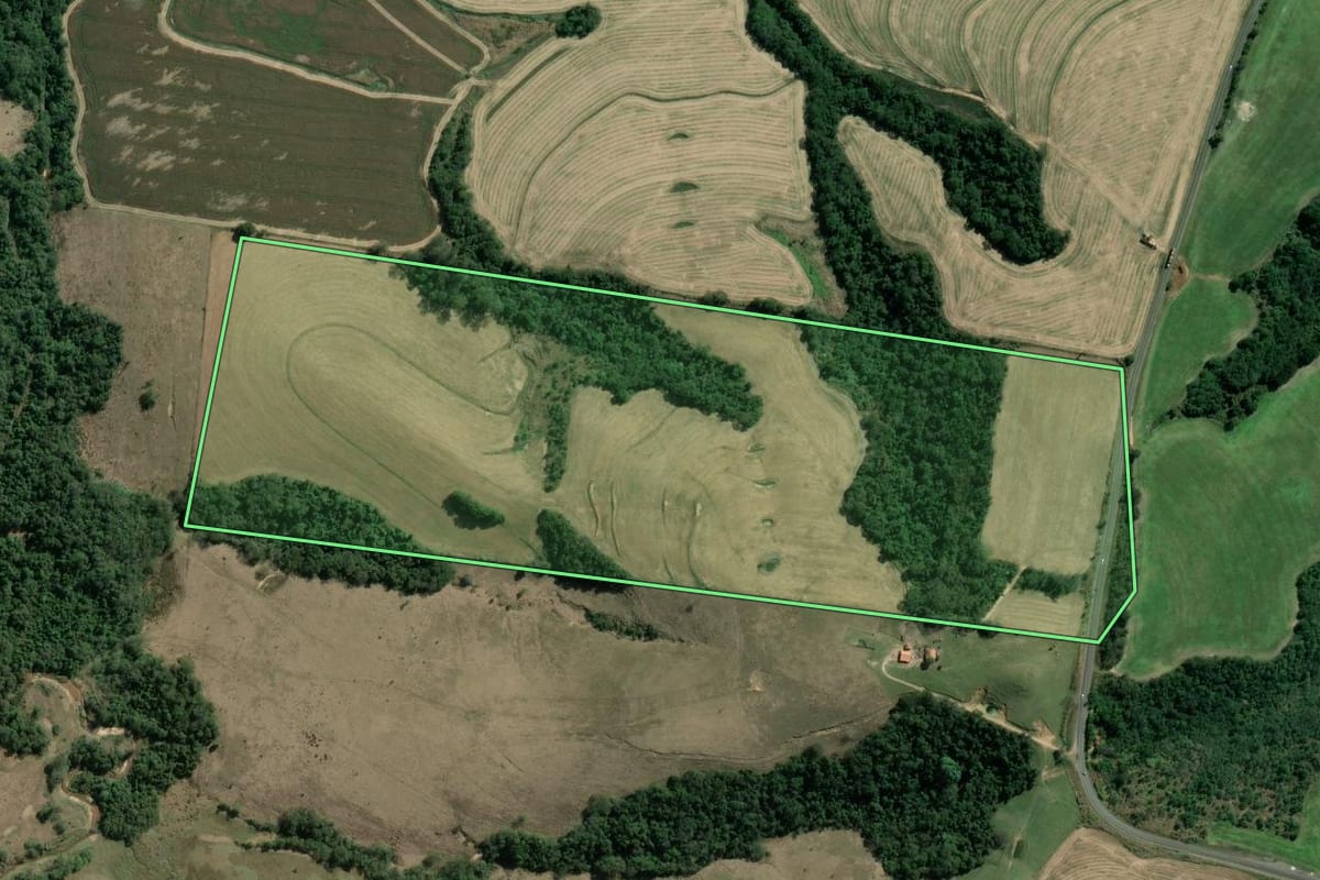 Imagem de satélite do imóvel rural em Wenceslau Braz (PR), com o contorno declarado no CAR desenhado por cima.