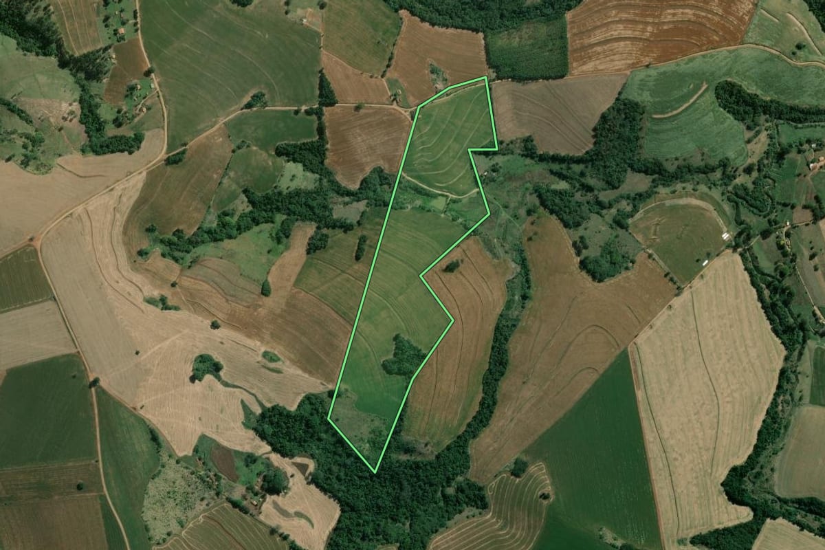 Imagem de satélite do imóvel rural em Wenceslau Braz (PR), com o contorno declarado no CAR desenhado por cima.