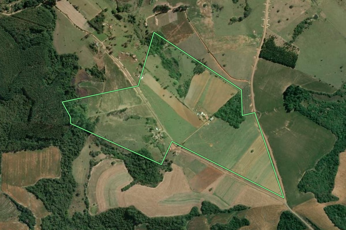 Imagem de satélite do imóvel rural em Wenceslau Braz (PR), com o contorno declarado no CAR desenhado por cima.