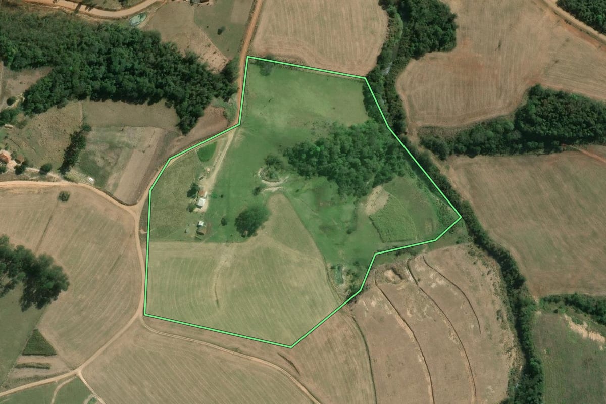 Imagem de satélite do imóvel rural em Wenceslau Braz (PR), com o contorno declarado no CAR desenhado por cima.