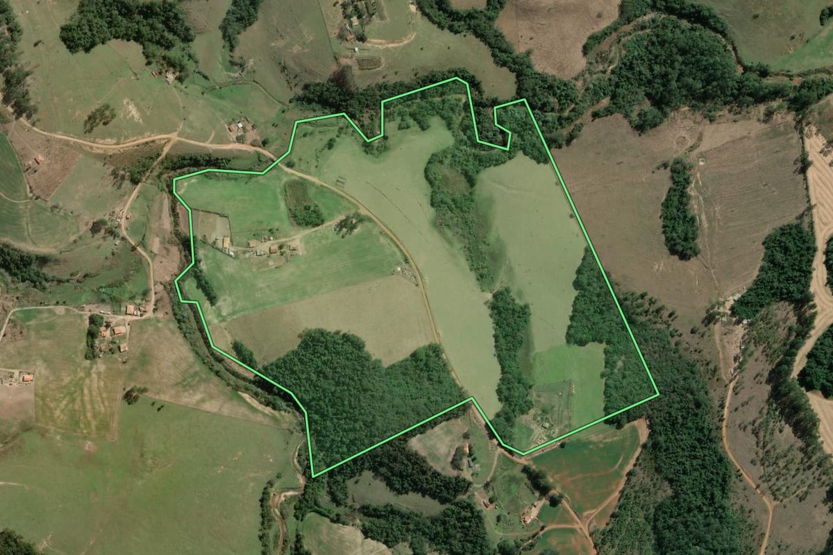 Imagem de satélite do imóvel rural em Wenceslau Braz (PR), com o contorno declarado no CAR desenhado por cima.