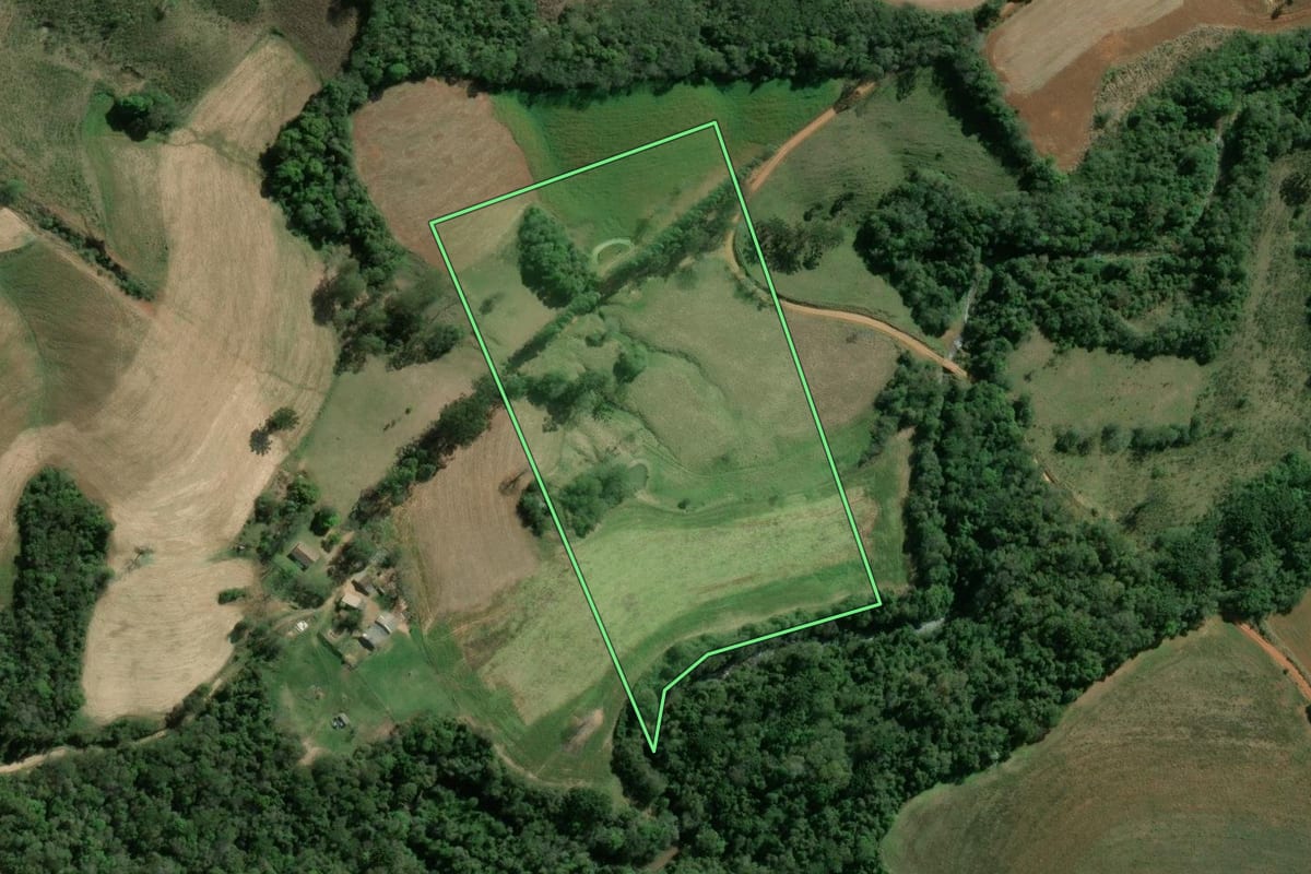 Imagem de satélite do imóvel rural em Wenceslau Braz (PR), com o contorno declarado no CAR desenhado por cima.
