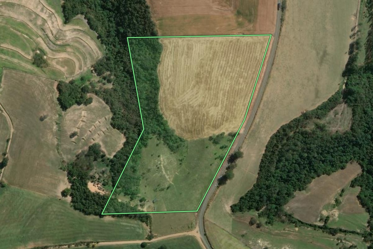 Imagem de satélite do imóvel rural em Wenceslau Braz (PR), com o contorno declarado no CAR desenhado por cima.