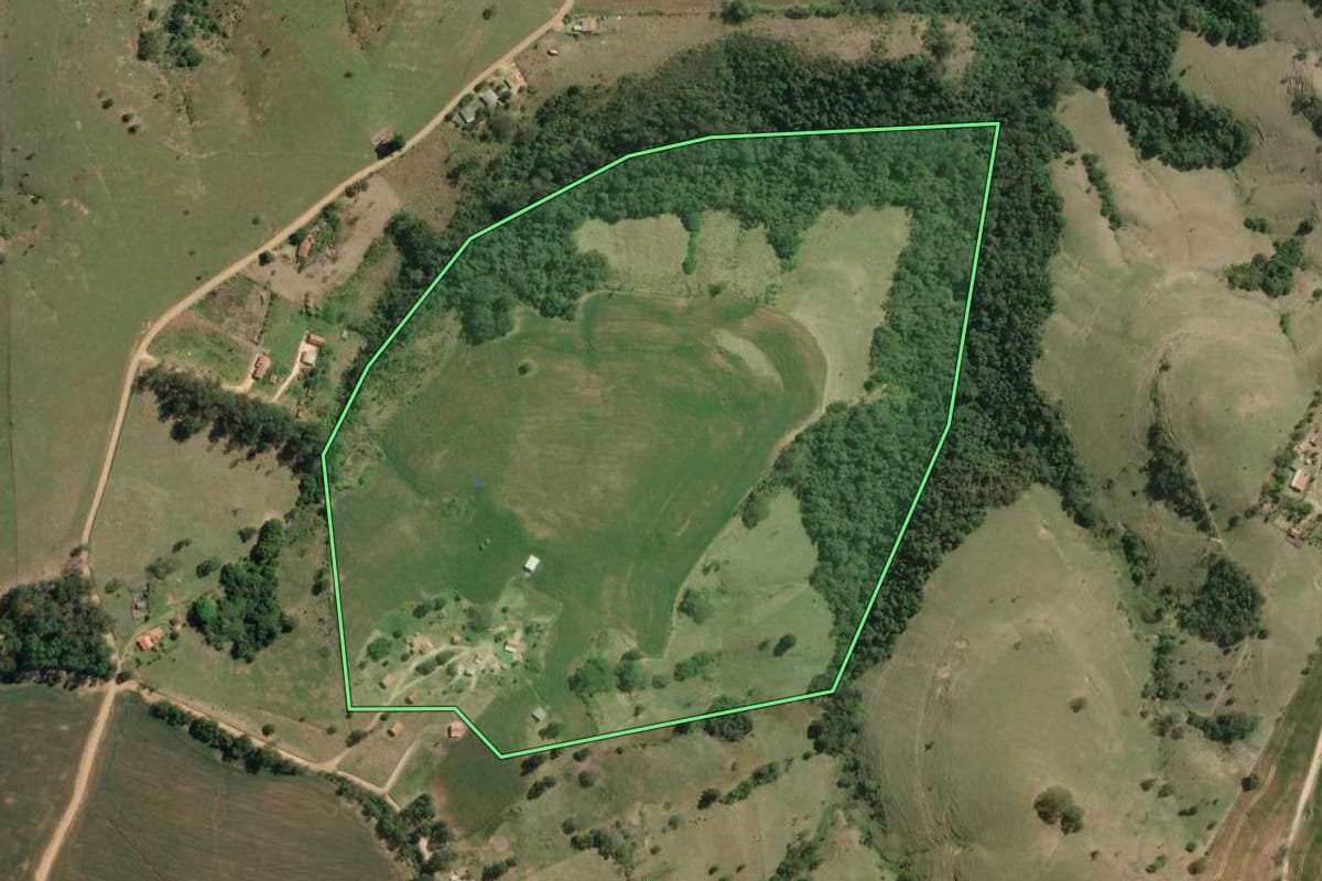 Imagem de satélite do imóvel rural em Wenceslau Braz (PR), com o contorno declarado no CAR desenhado por cima.