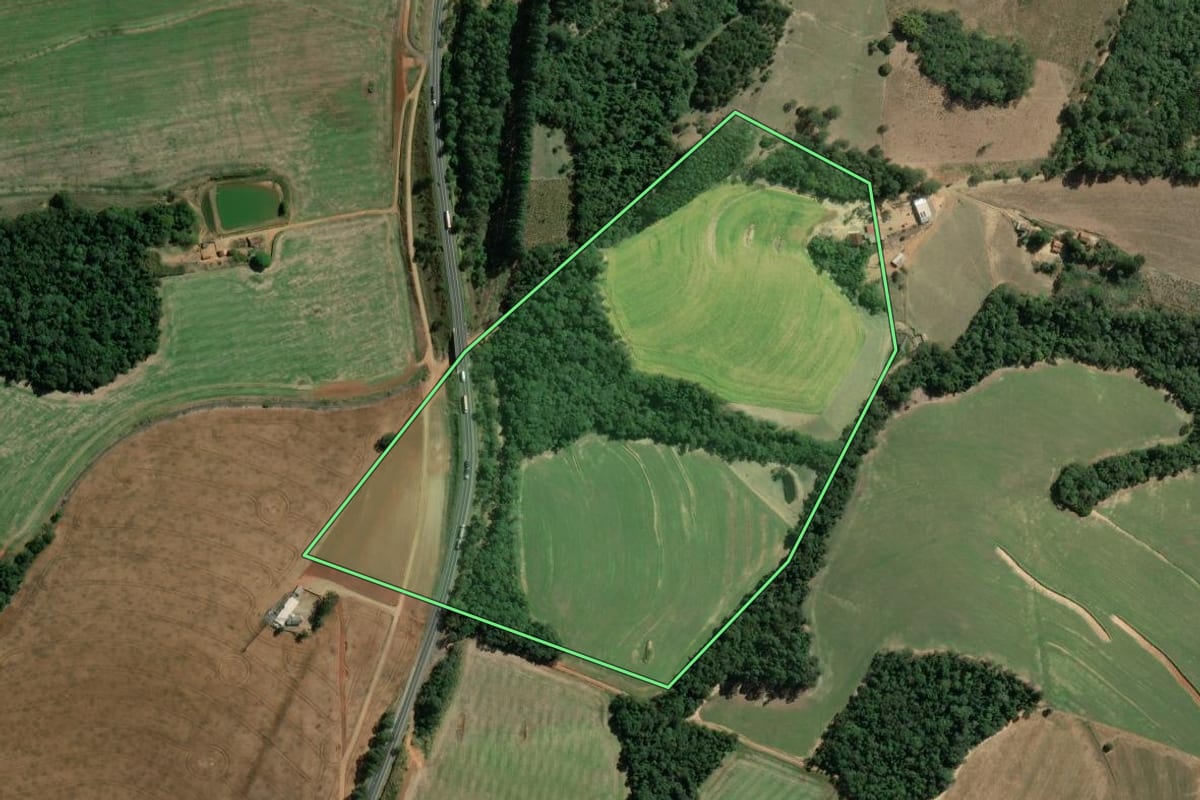 Imagem de satélite do imóvel rural em Wenceslau Braz (PR), com o contorno declarado no CAR desenhado por cima.