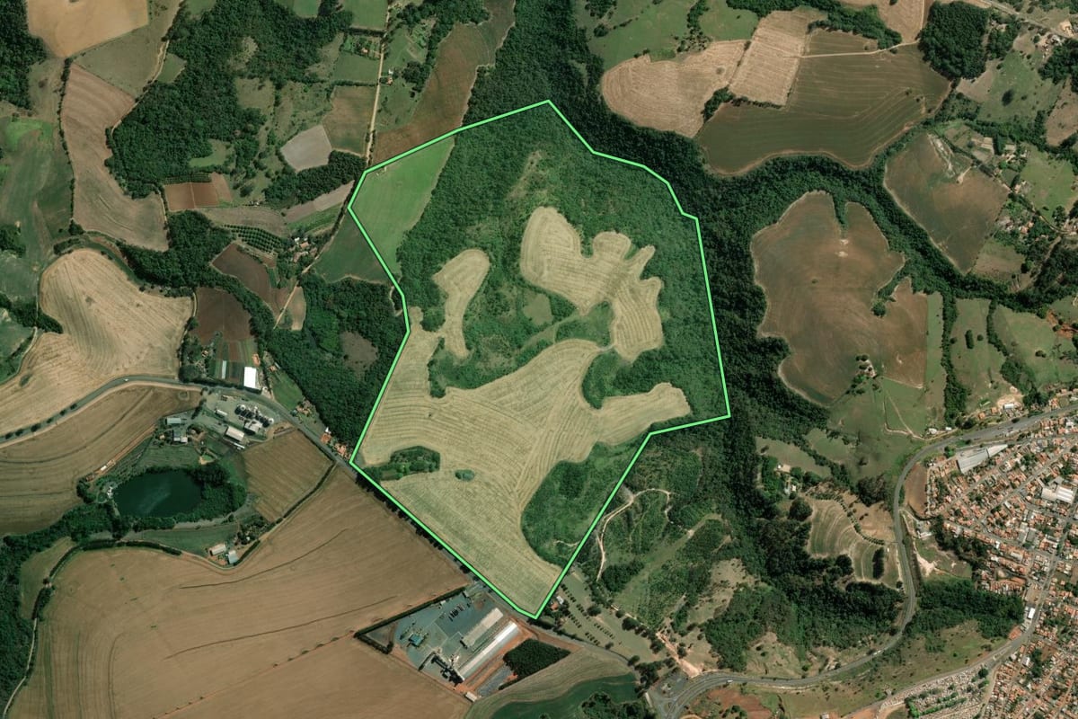 Imagem de satélite do imóvel rural em Wenceslau Braz (PR), com o contorno declarado no CAR desenhado por cima.
