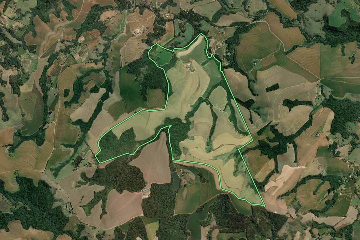 Imagem de satélite do imóvel rural em Wenceslau Braz (PR), com o contorno declarado no CAR desenhado por cima.