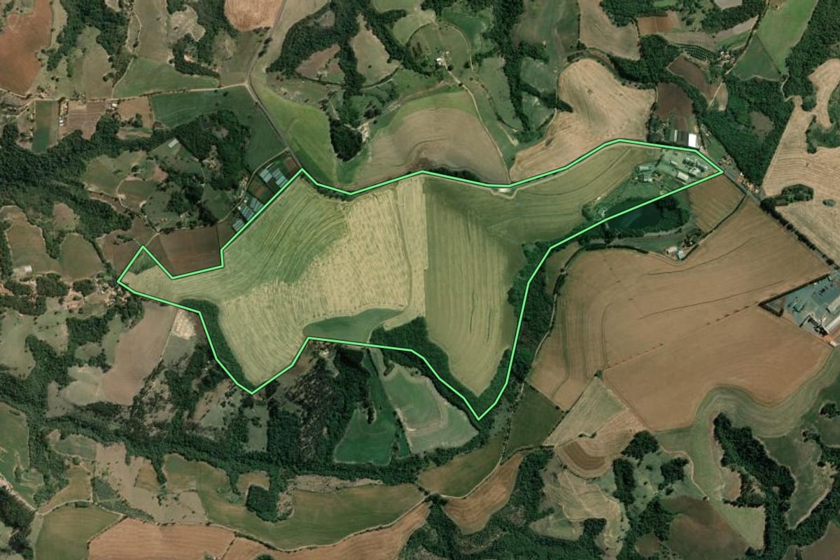Imagem de satélite do imóvel rural em Wenceslau Braz (PR), com o contorno declarado no CAR desenhado por cima.