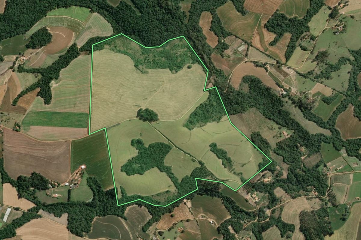 Imagem de satélite do imóvel rural em Wenceslau Braz (PR), com o contorno declarado no CAR desenhado por cima.