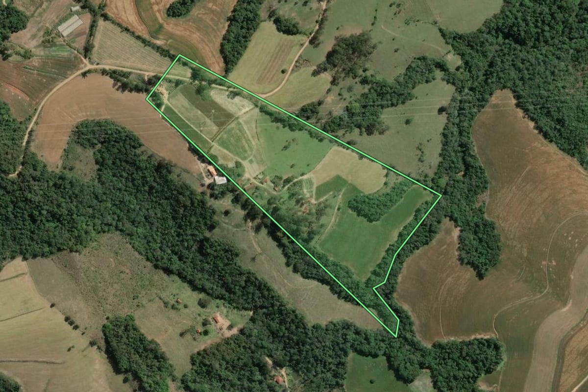 Imagem de satélite do imóvel rural em Wenceslau Braz (PR), com o contorno declarado no CAR desenhado por cima.