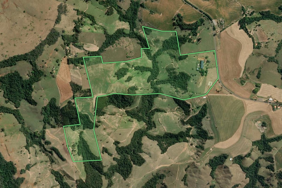 Imagem de satélite do imóvel rural em Wenceslau Braz (PR), com o contorno declarado no CAR desenhado por cima.