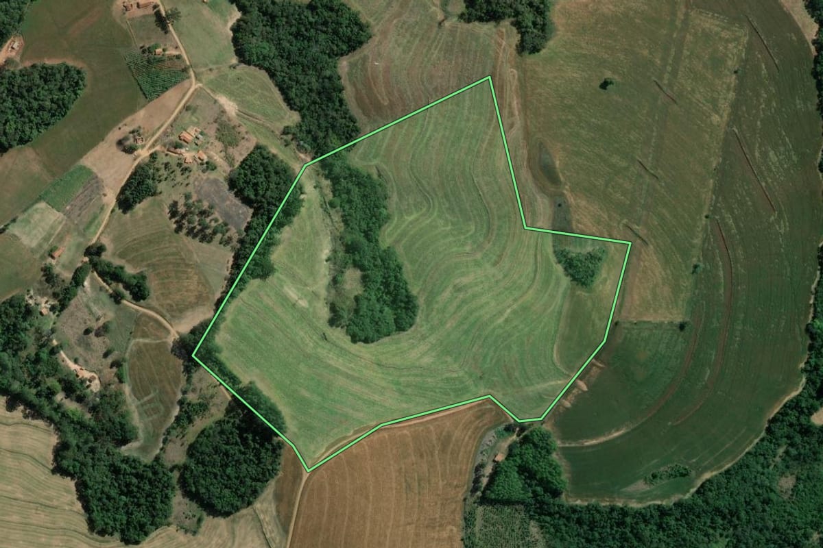 Imagem de satélite do imóvel rural em Wenceslau Braz (PR), com o contorno declarado no CAR desenhado por cima.