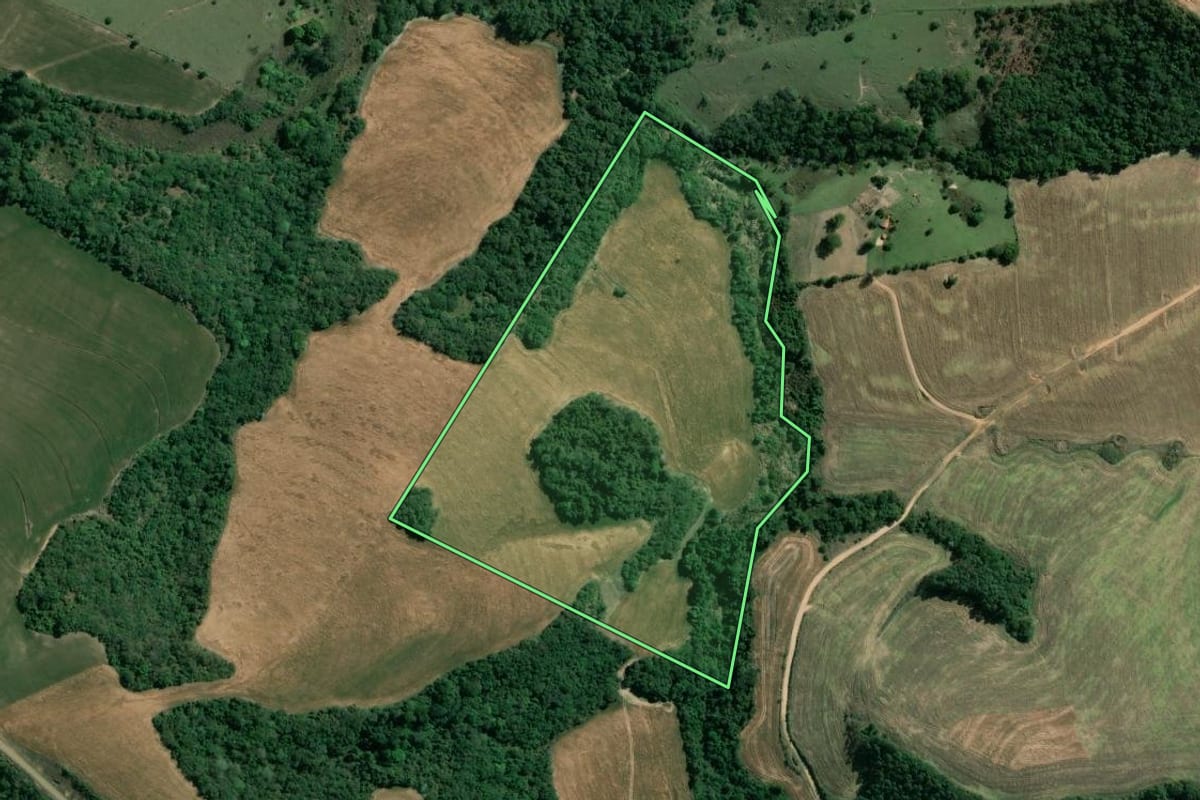 Imagem de satélite do imóvel rural em Wenceslau Braz (PR), com o contorno declarado no CAR desenhado por cima.