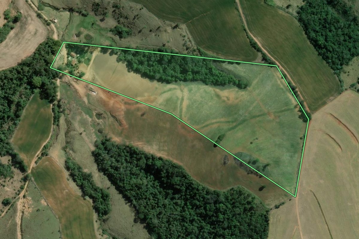 Imagem de satélite do imóvel rural em Wenceslau Braz (PR), com o contorno declarado no CAR desenhado por cima.