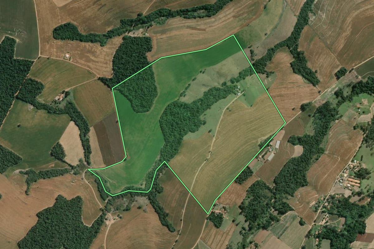 Imagem de satélite do imóvel rural em Wenceslau Braz (PR), com o contorno declarado no CAR desenhado por cima.