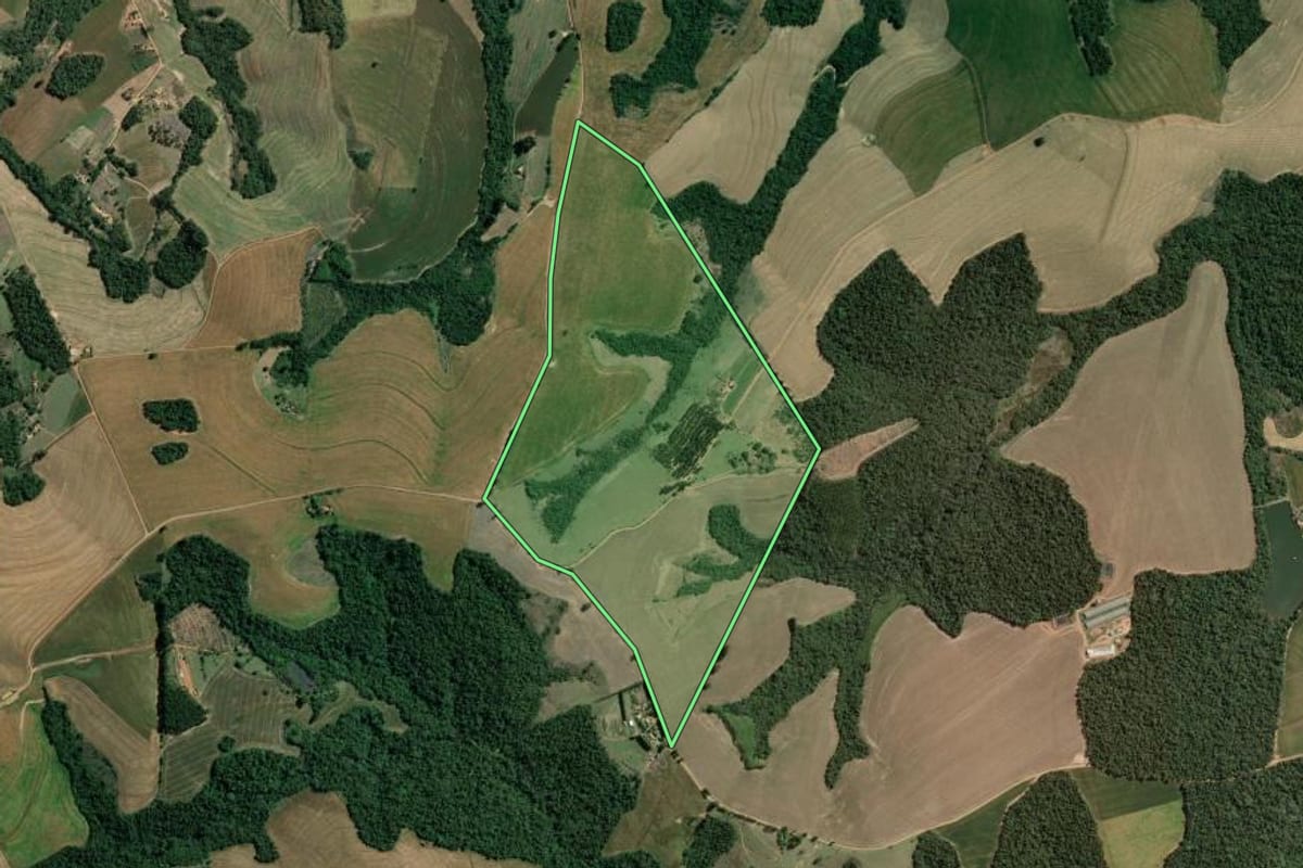 Imagem de satélite do imóvel rural em Wenceslau Braz (PR), com o contorno declarado no CAR desenhado por cima.