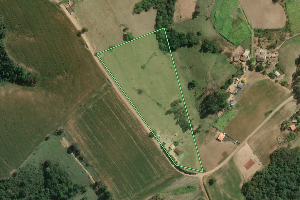 Imagem de satélite do imóvel rural em Wenceslau Braz (PR), com o contorno declarado no CAR desenhado por cima.