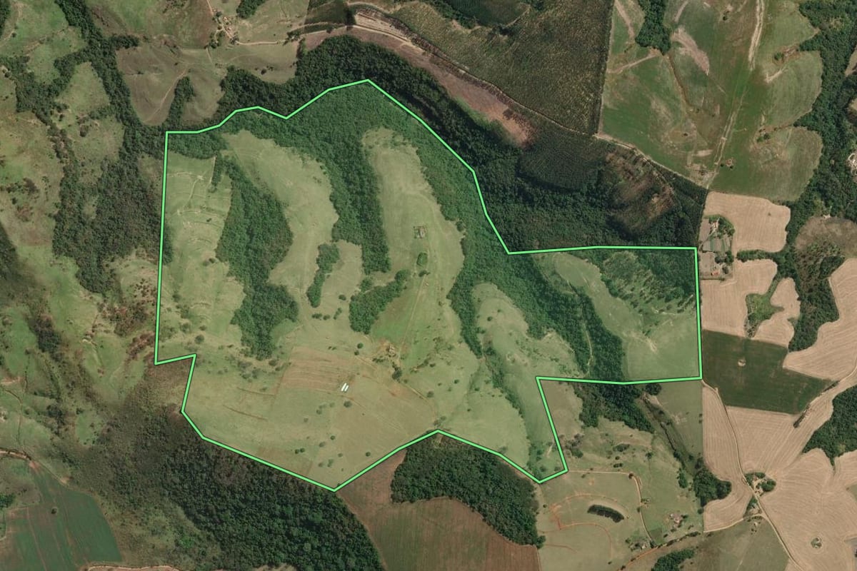 Imagem de satélite do imóvel rural em Wenceslau Braz (PR), com o contorno declarado no CAR desenhado por cima.