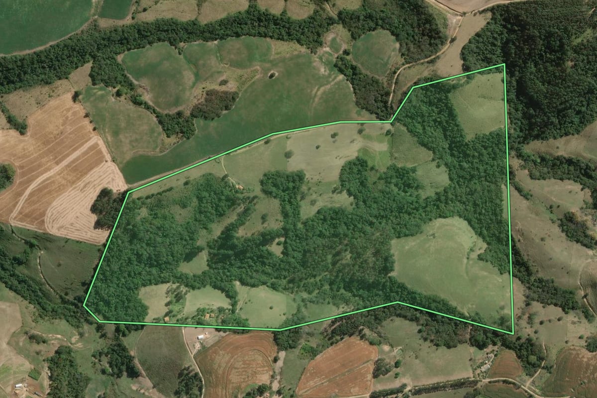 Imagem de satélite do imóvel rural em Wenceslau Braz (PR), com o contorno declarado no CAR desenhado por cima.