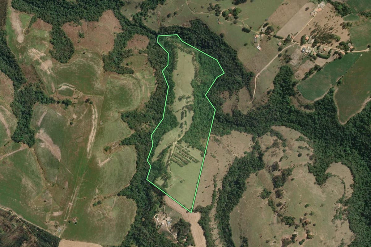 Imagem de satélite do imóvel rural em Wenceslau Braz (PR), com o contorno declarado no CAR desenhado por cima.