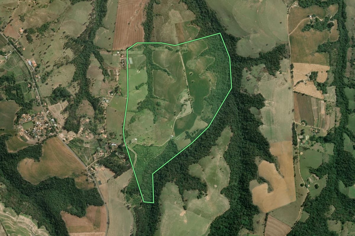 Imagem de satélite do imóvel rural em Wenceslau Braz (PR), com o contorno declarado no CAR desenhado por cima.