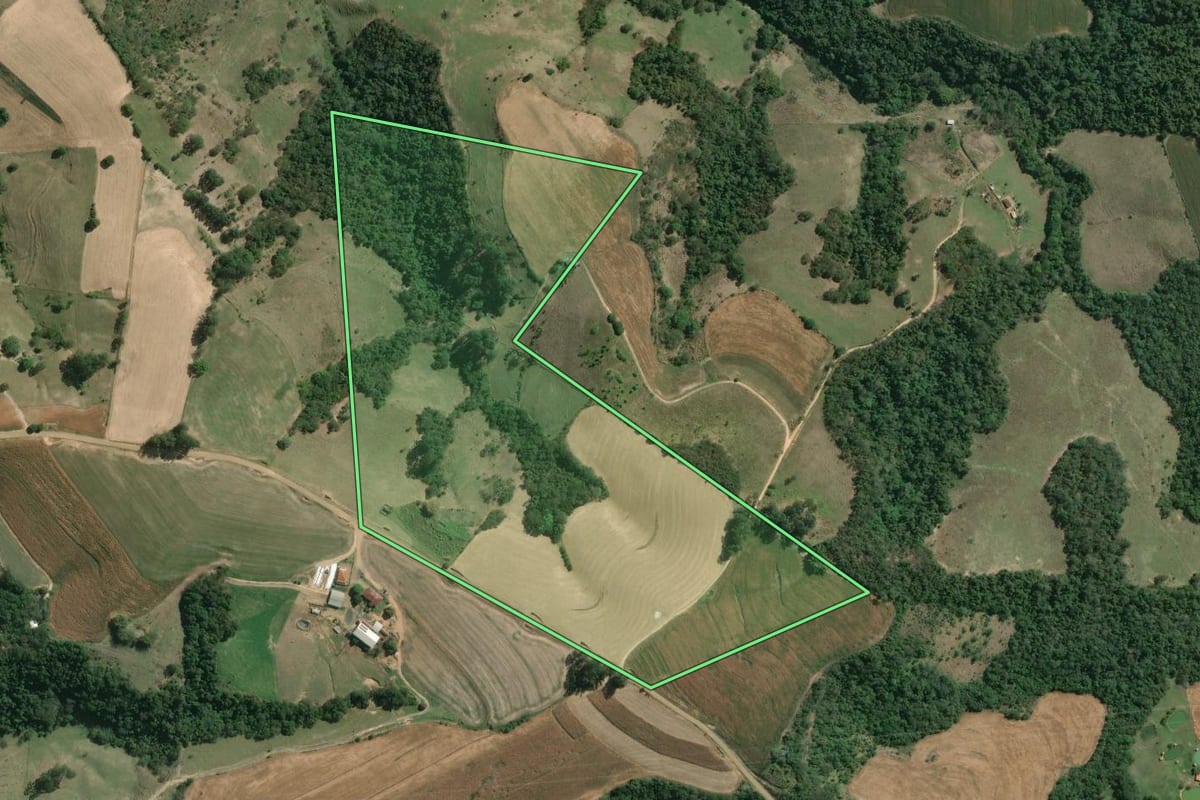 Imagem de satélite do imóvel rural em Wenceslau Braz (PR), com o contorno declarado no CAR desenhado por cima.