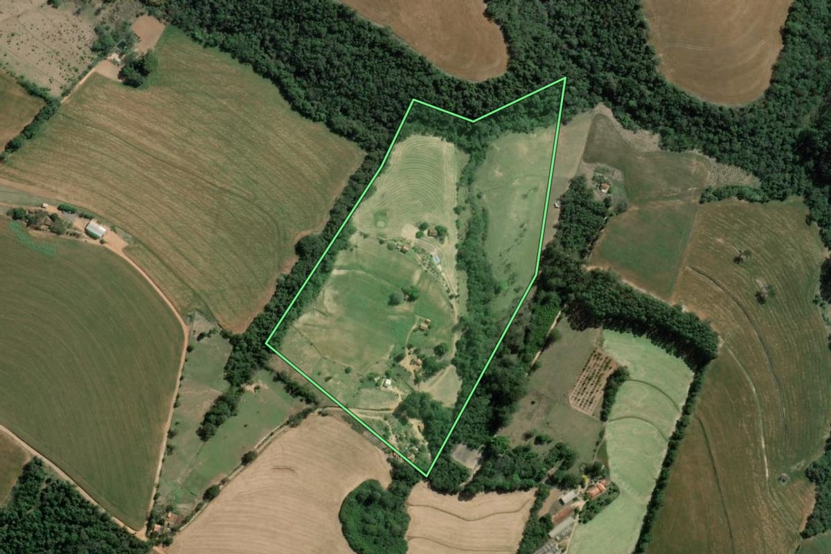 Imagem de satélite do imóvel rural em Wenceslau Braz (PR), com o contorno declarado no CAR desenhado por cima.
