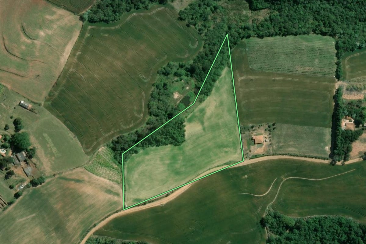 Imagem de satélite do imóvel rural em Wenceslau Braz (PR), com o contorno declarado no CAR desenhado por cima.