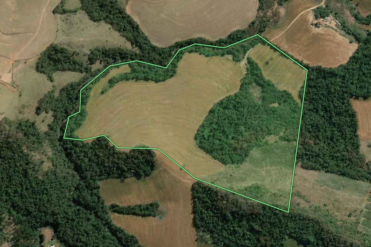 Imagem de satélite do imóvel rural em Wenceslau Braz (PR), com o contorno declarado no CAR desenhado por cima.