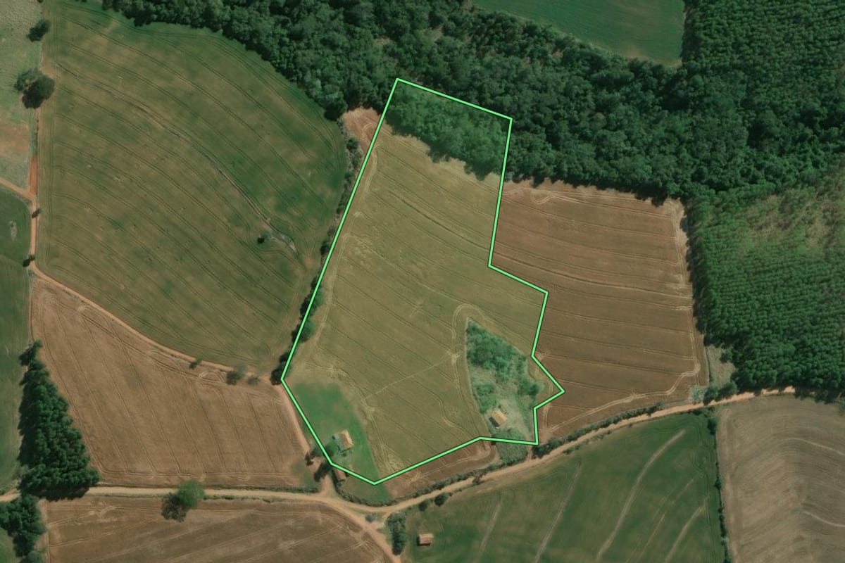 Imagem de satélite do imóvel rural em Wenceslau Braz (PR), com o contorno declarado no CAR desenhado por cima.