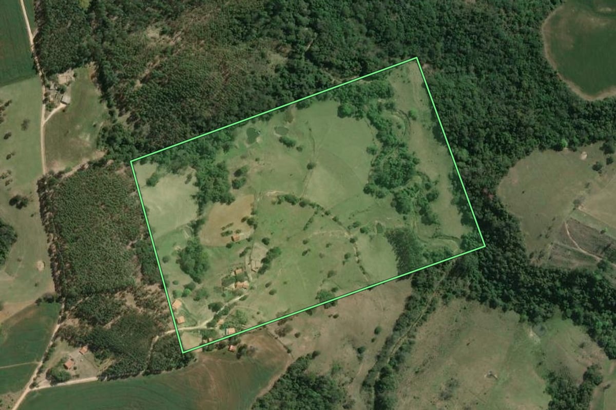 Imagem de satélite do imóvel rural em Wenceslau Braz (PR), com o contorno declarado no CAR desenhado por cima.