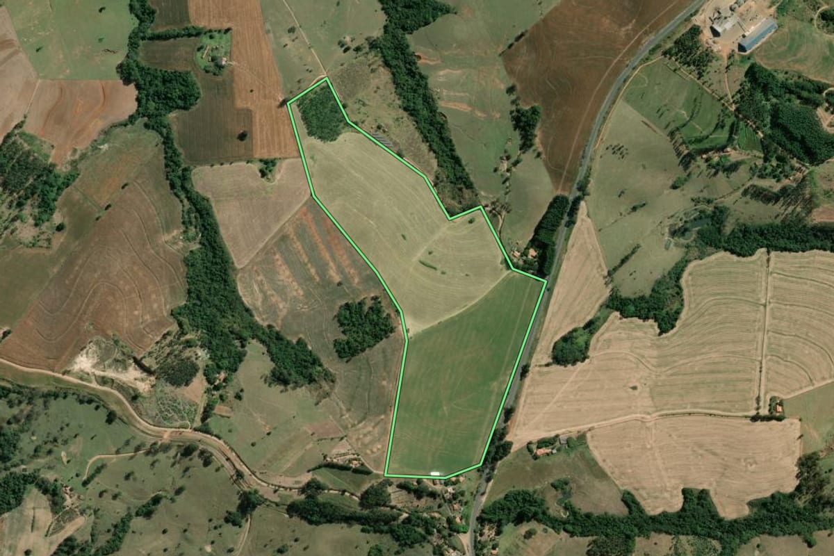 Imagem de satélite do imóvel rural em Wenceslau Braz (PR), com o contorno declarado no CAR desenhado por cima.