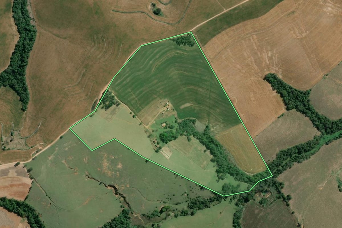 Imagem de satélite do imóvel rural em Wenceslau Braz (PR), com o contorno declarado no CAR desenhado por cima.