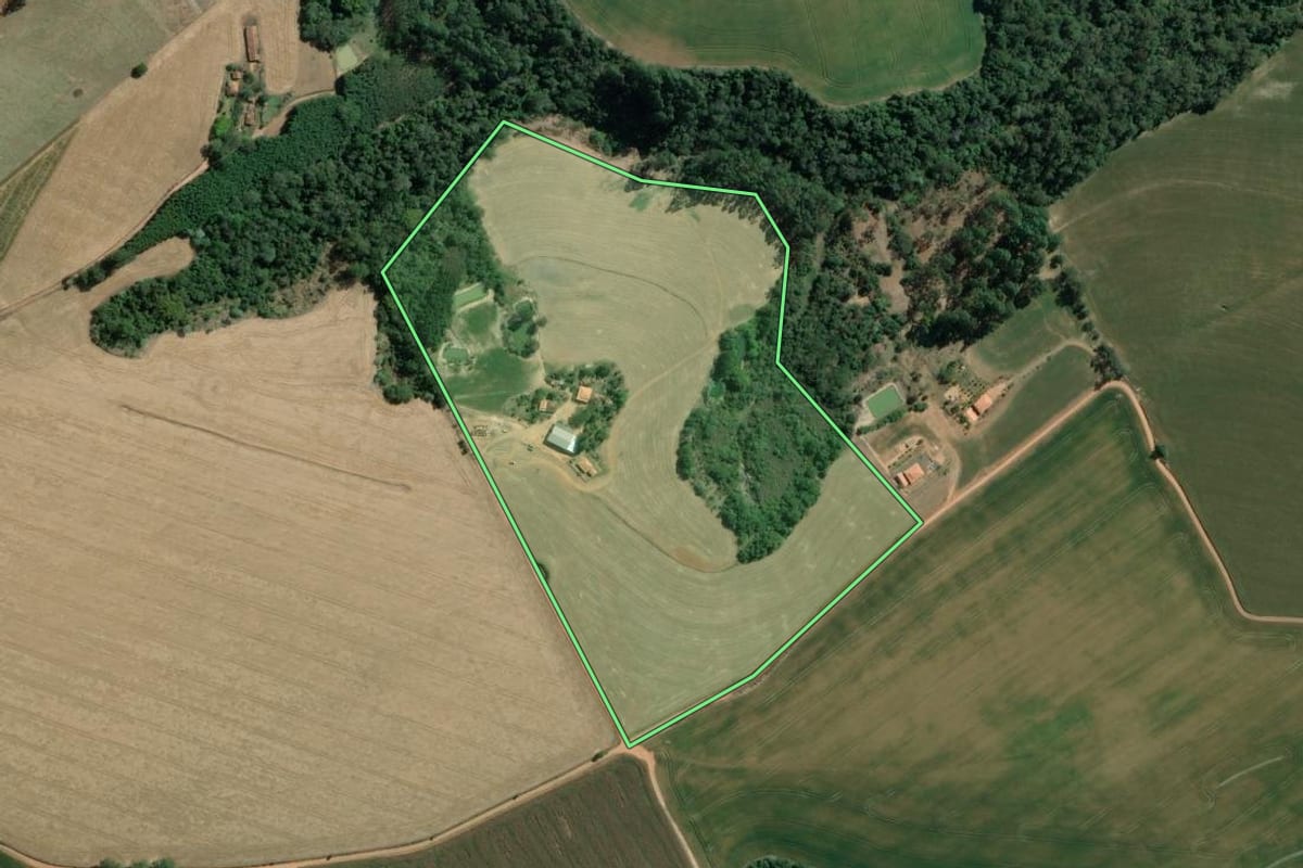 Imagem de satélite do imóvel rural em Wenceslau Braz (PR), com o contorno declarado no CAR desenhado por cima.