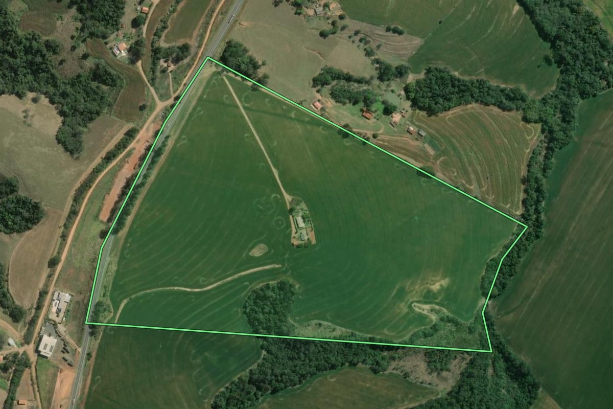 Imagem de satélite do imóvel rural em Wenceslau Braz (PR), com o contorno declarado no CAR desenhado por cima.