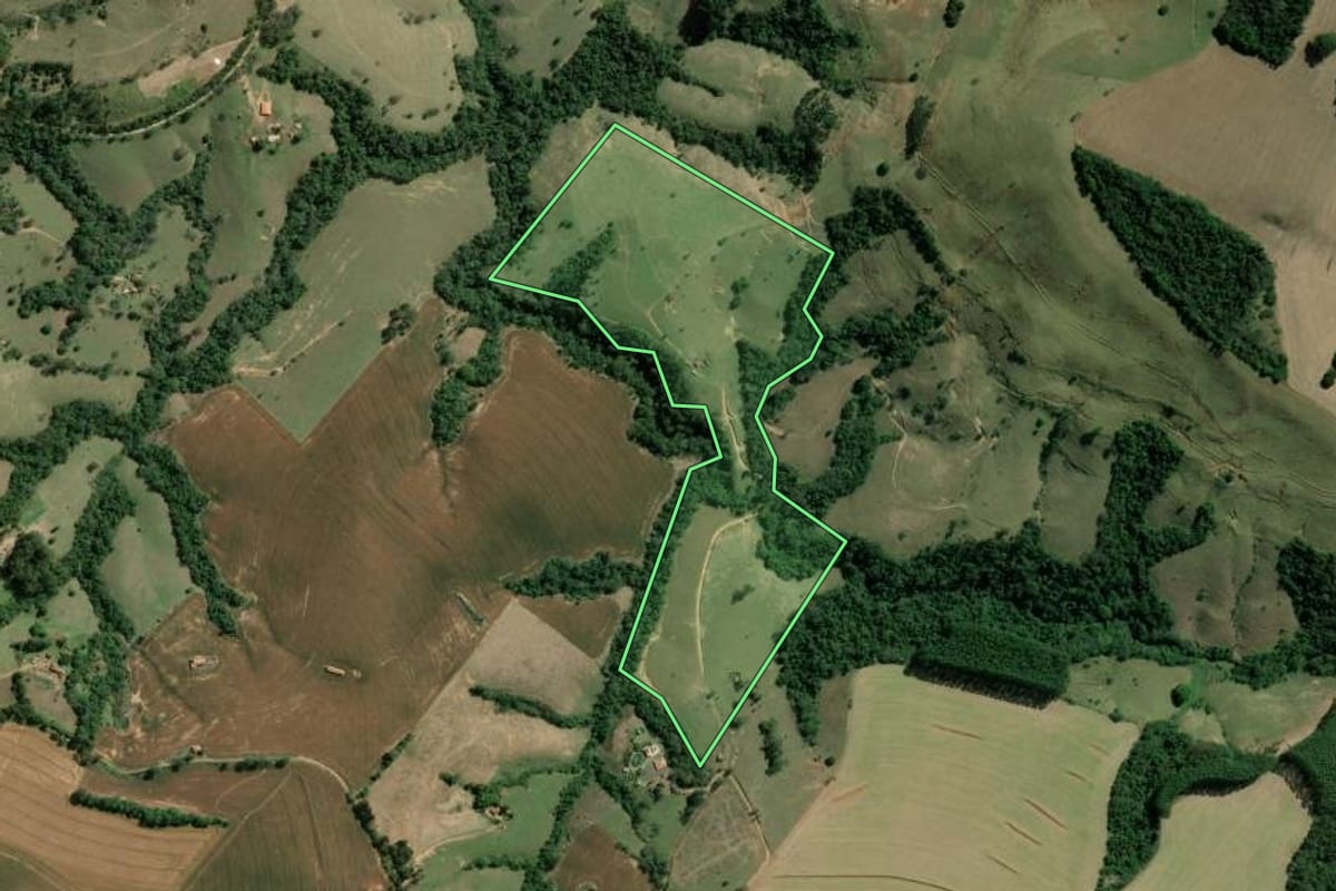 Imagem de satélite do imóvel rural em Wenceslau Braz (PR), com o contorno declarado no CAR desenhado por cima.