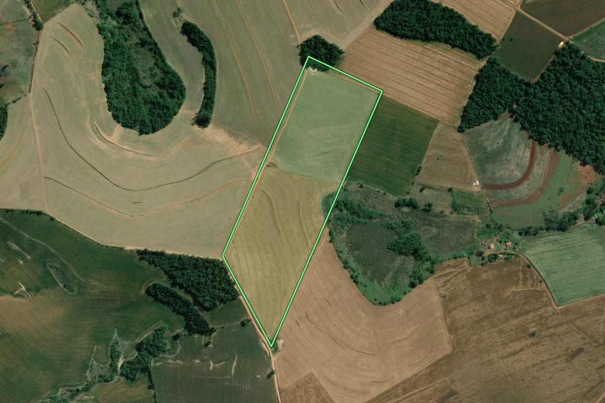 Imagem de satélite do imóvel rural em Wenceslau Braz (PR), com o contorno declarado no CAR desenhado por cima.