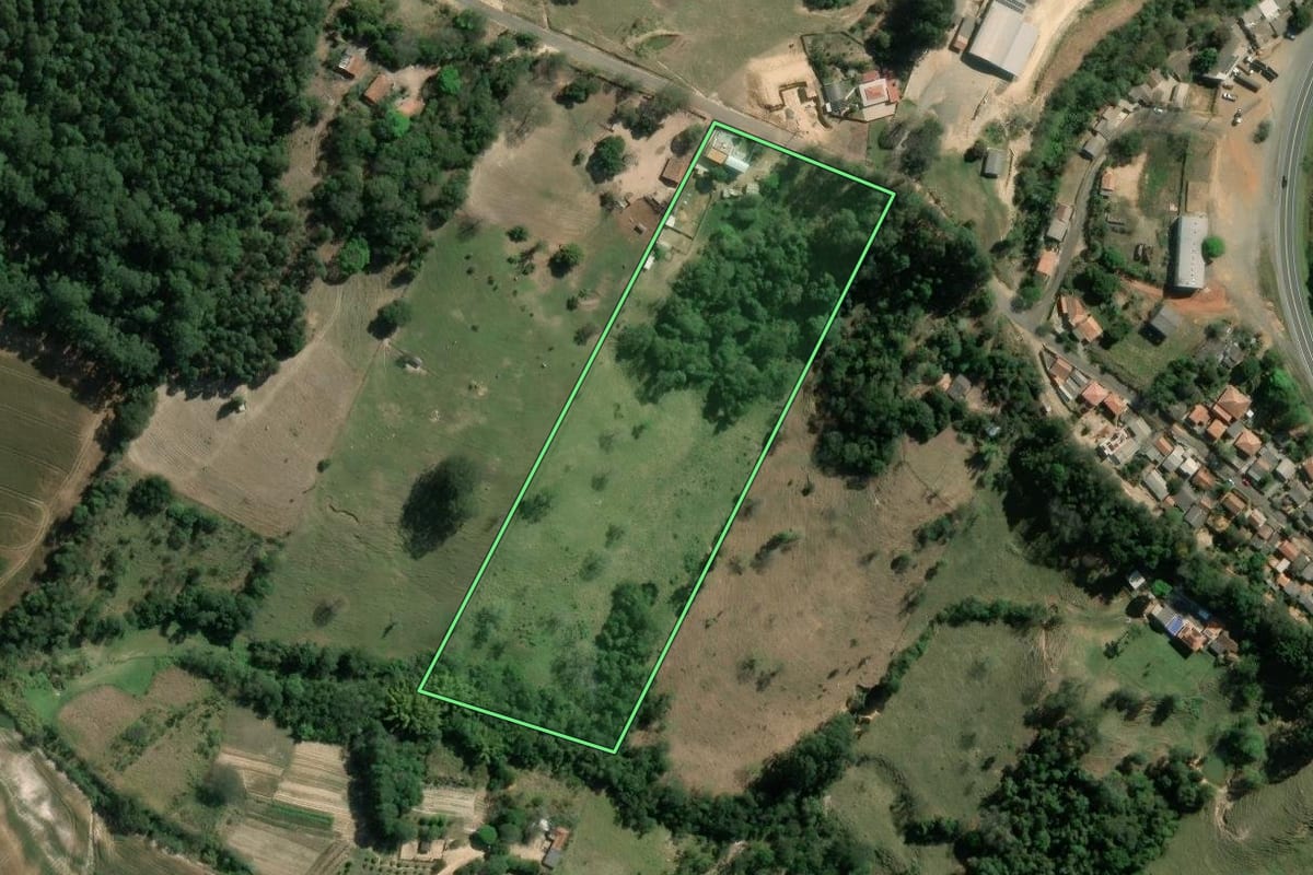 Imagem de satélite do imóvel rural em Wenceslau Braz (PR), com o contorno declarado no CAR desenhado por cima.