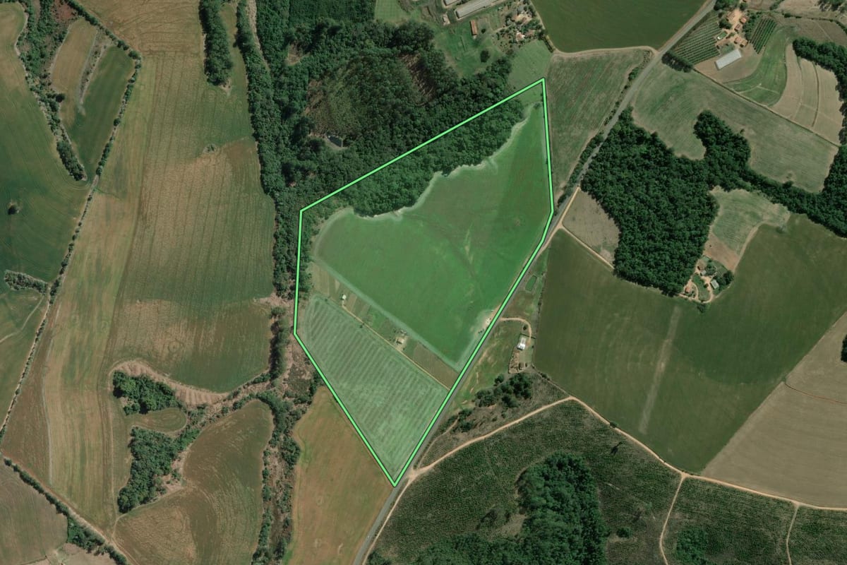 Imagem de satélite do imóvel rural em Wenceslau Braz (PR), com o contorno declarado no CAR desenhado por cima.