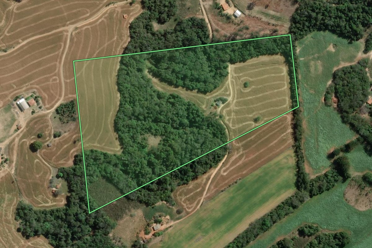 Imagem de satélite do imóvel rural em Wenceslau Braz (PR), com o contorno declarado no CAR desenhado por cima.