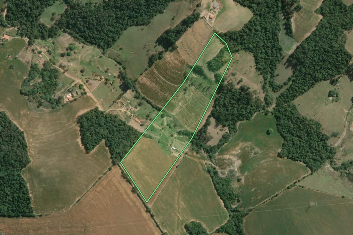 Imagem de satélite do imóvel rural em Wenceslau Braz (PR), com o contorno declarado no CAR desenhado por cima.