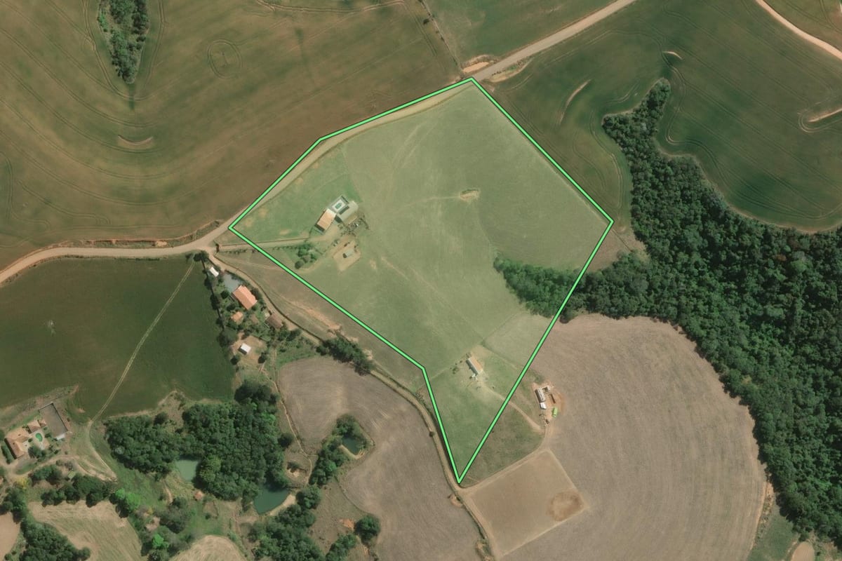 Imagem de satélite do imóvel rural em Wenceslau Braz (PR), com o contorno declarado no CAR desenhado por cima.