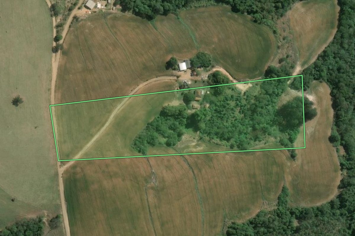 Imagem de satélite do imóvel rural em Wenceslau Braz (PR), com o contorno declarado no CAR desenhado por cima.