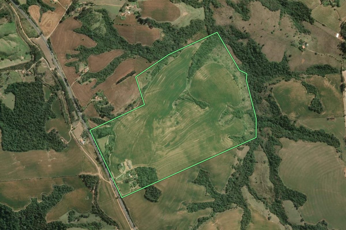 Imagem de satélite do imóvel rural em Wenceslau Braz (PR), com o contorno declarado no CAR desenhado por cima.