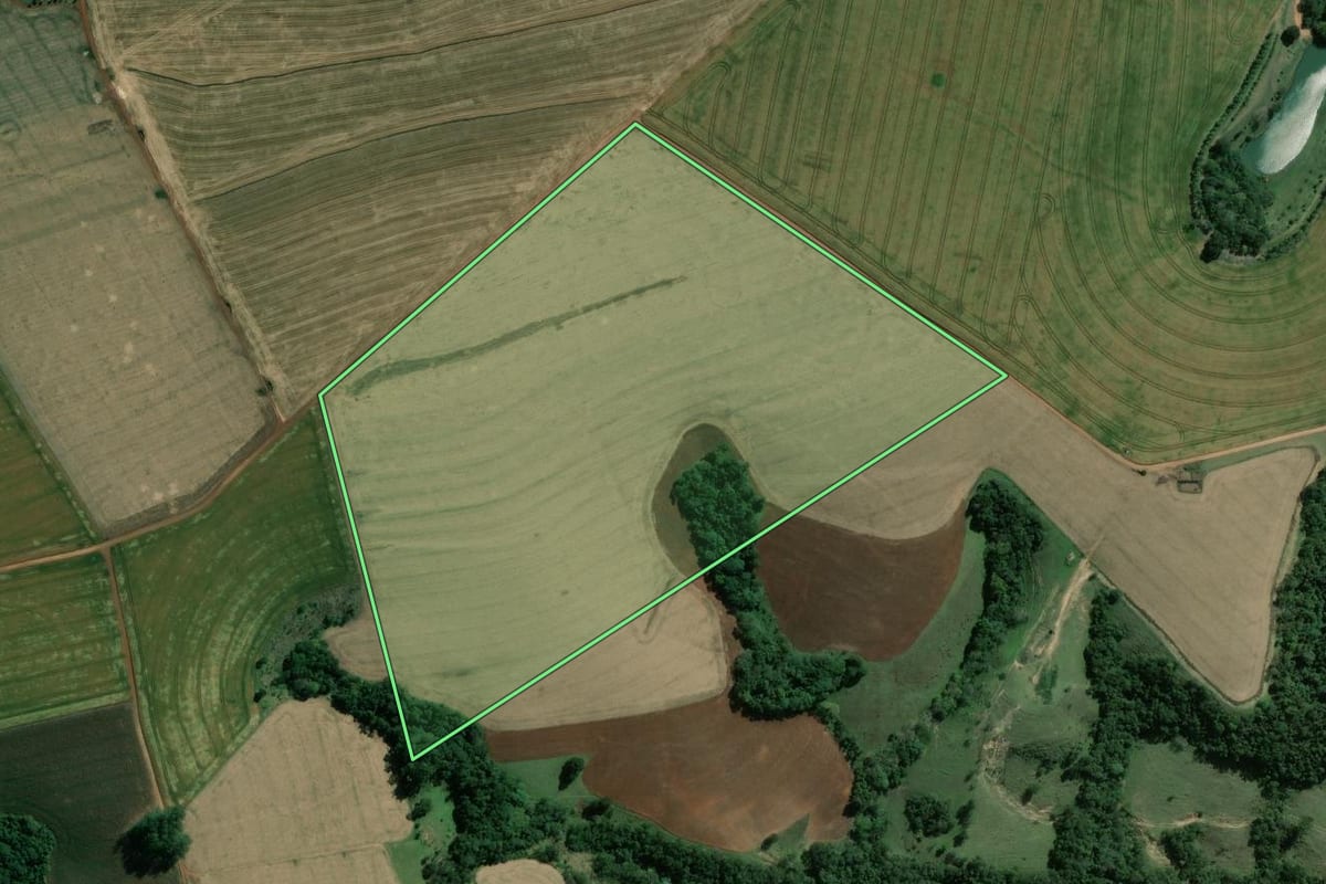 Imagem de satélite do imóvel rural em Wenceslau Braz (PR), com o contorno declarado no CAR desenhado por cima.