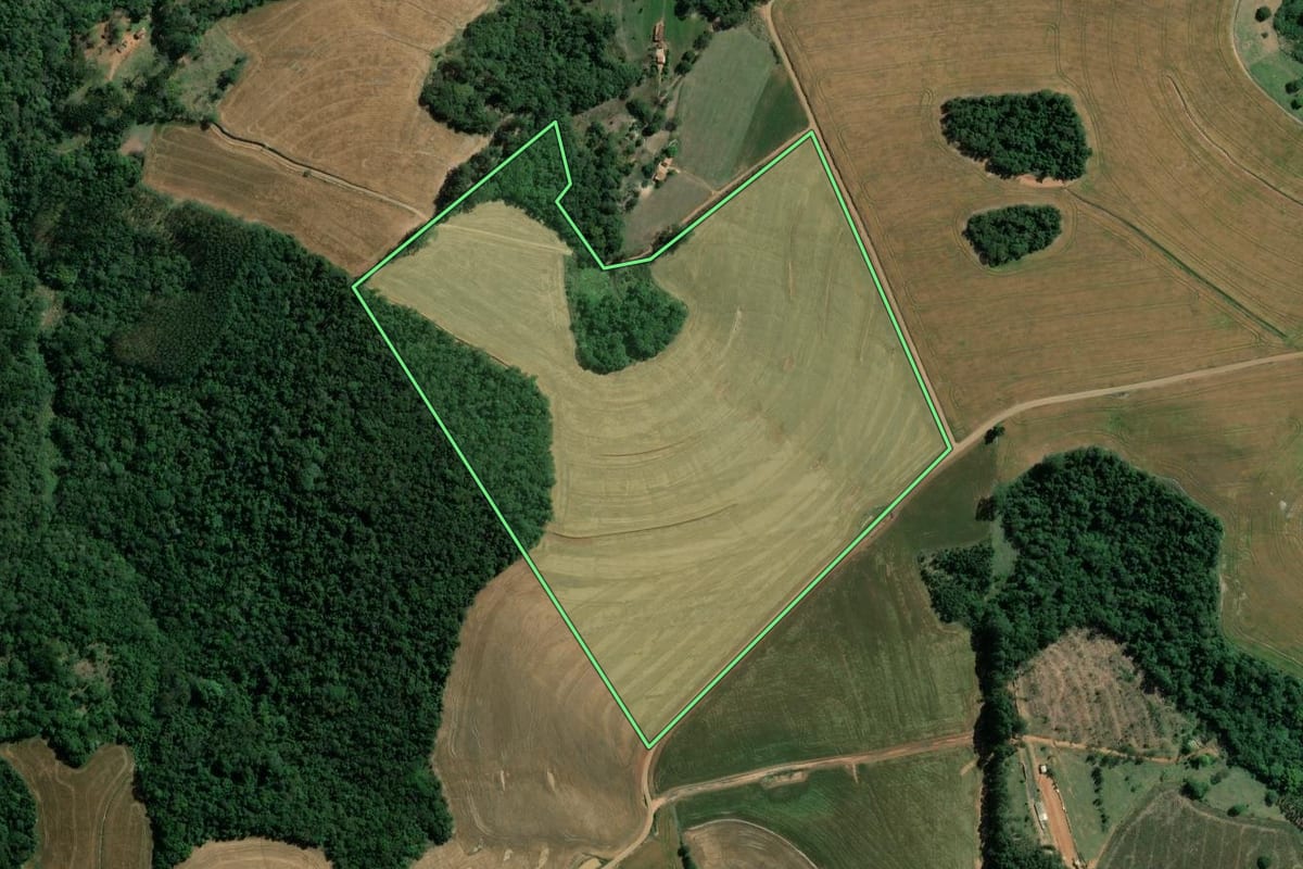 Imagem de satélite do imóvel rural em Wenceslau Braz (PR), com o contorno declarado no CAR desenhado por cima.
