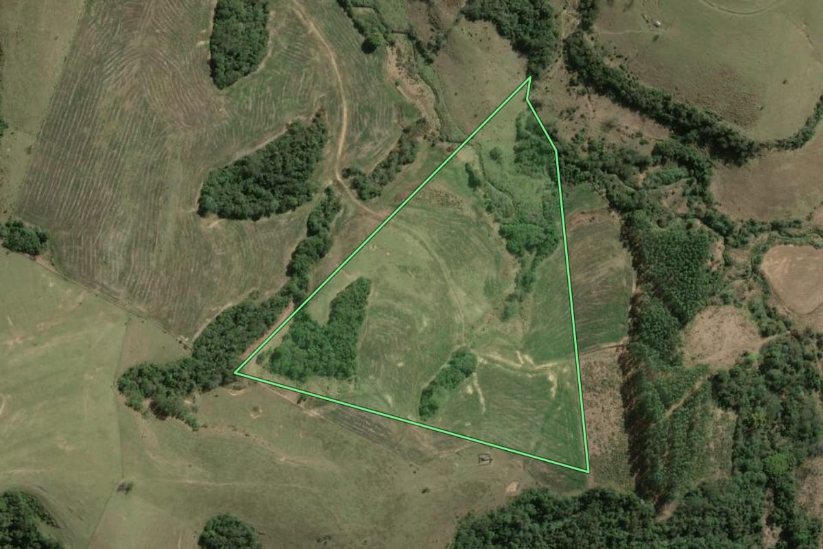 Imagem de satélite do imóvel rural em Wenceslau Braz (PR), com o contorno declarado no CAR desenhado por cima.