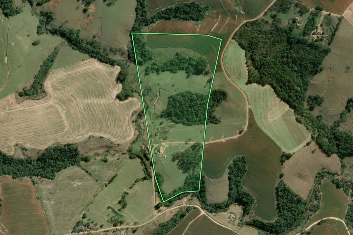 Imagem de satélite do imóvel rural em Wenceslau Braz (PR), com o contorno declarado no CAR desenhado por cima.