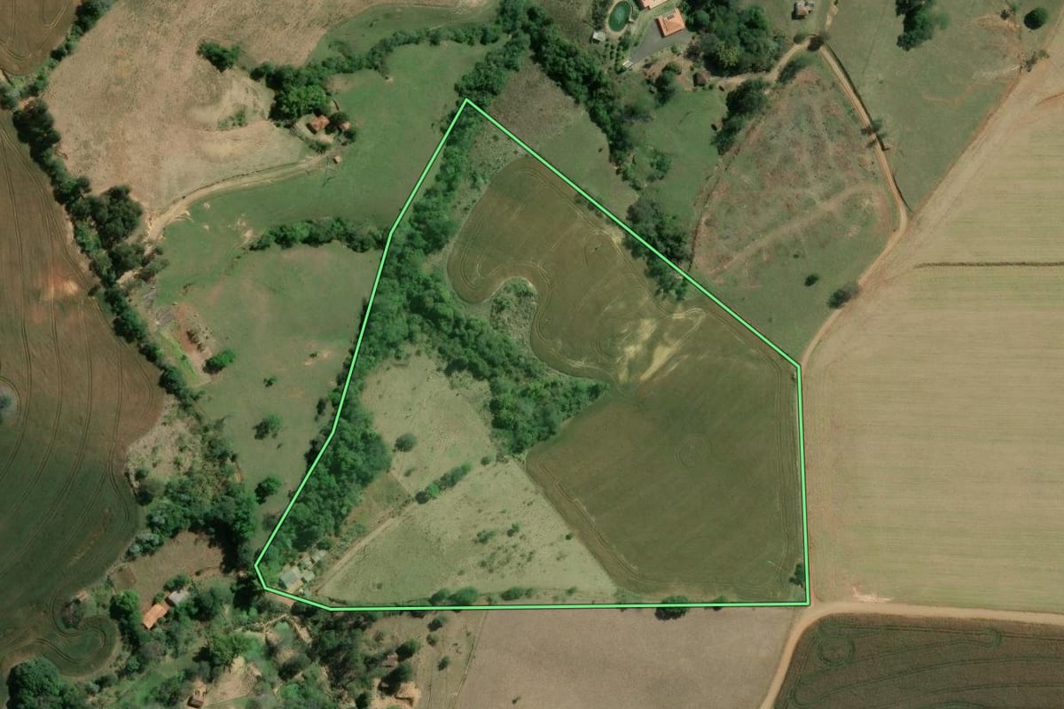 Imagem de satélite do imóvel rural em Wenceslau Braz (PR), com o contorno declarado no CAR desenhado por cima.
