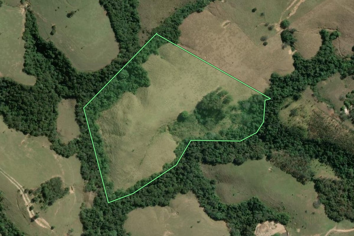 Imagem de satélite do imóvel rural em Wenceslau Braz (PR), com o contorno declarado no CAR desenhado por cima.